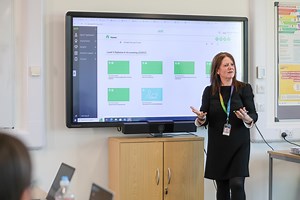 College first flexes new way to learn for busy professionals to fit around working life | FE News