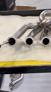 That’s scavenging at work. The center merge spike design pulls exhaust from adjacent primaries, improving flow, reducing reversion, and making power where it counts.#ultimateheaders #headers #fabrication #welding #ltswap | Ultimate Headers
