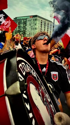 MODO MLS EN ESTADOS UNIDOS🇺🇸🇧🇴 . El Audi Field de Washington D.C. vivió una jornada llena de fútbol, historia y pasión con el partido entre DC United y Nashville por la MLS. La previa comenzó con La Barra Brava, donde los hinchas compartieron un tradicional churrasco y prepararon la fiesta desde las afueras del estadio. . Dentro del escenario, los bombos, trapos y cánticos acompañaron una noche especial, además de ver el mural de las leyendas bolivianas Marco “Diablo” Etcheverry y Jaime More