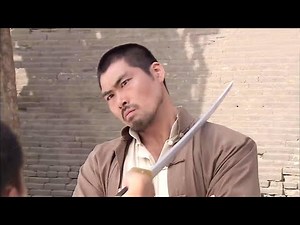 The kung fu master beats the Japanese samurai and knocks down the opponent with one punch!