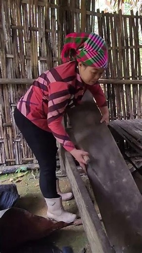 A young aunt cleans up a dilapidated house #shorts #cleaning