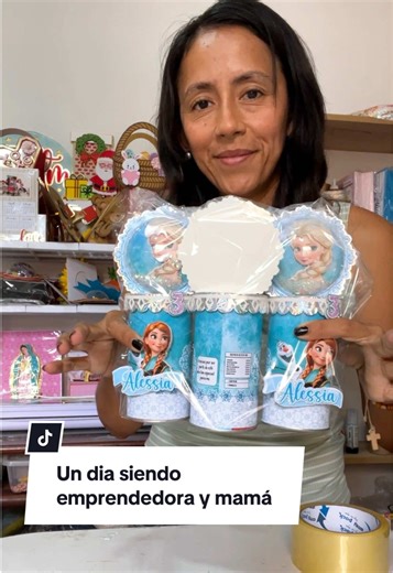 Te muestro un día siendo emprendedora y mamá. 😍 Aunque creo que solo es medio día jejeje pero muchas de nosotras, que somos emprendedoras y que estamos iniciando o manejamos sol@s nuestro emprendimiento, vivimos nuestro día día así de agitado e incluso más agitado para algunas.😊🫶 Vivimos muchas realidades pero rotas y todos compartimos el cariño por lo que hacemos. ☺️🥰😊 #craft #manualidades #undiasiendomamaemprendedora #papeleriacreativa #estaesnihistoria