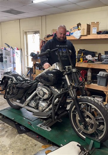 Hasn’t started in years! Got a few minir adjustments to make but overall 👌🏼 #harleydavidson #motor #motorcycle #fyp