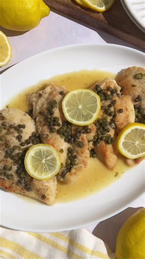 I’ve finally mastered the art of making a truly simple chicken piccata recipe! 👊 I can’t believe this one-pan Italian classic only requires 7 ingredients, yet it’s packed with so much flavor. This 30-minute chicken dish with lemon, capers, and a deliciously buttery piccata sauce is one of my all-time favorites for easy dinners 🐓 Recipe from my own site linked in bio! #easychickenrecipes #chickenpiccata
