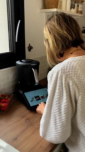 🍋 Citronnade maison express au Thermomix 🍋 Envie d’une boisson ultra fraîche, prête en 2 secondes ? Ne cherchez plus ! Ingrédients: pour 6 personnes • 2 à 3 citrons jaunes non traités, coupés en deux (avec la peau) • 100 g de sucre (à ajuster selon vos goûts) • 1000 g d’eau bien froide • Une dizaine de glaçons 1-Dans le bol : déposez les citrons coupés en deux 500 g d’eau sucre et mixez 2 sec / vitesse 10. 2-Ajoutez les 500 g d’eau restants, insérez le panier cuisson, filtrez dans une carafe. 