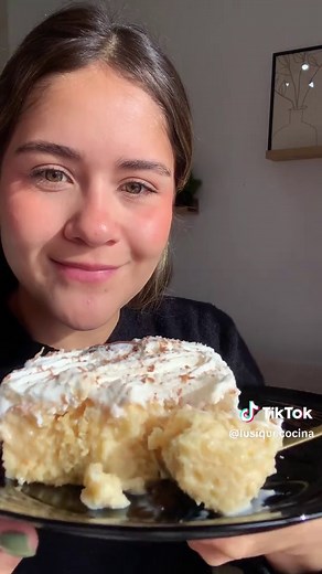 TRES LECHES DE COCO 🥥🤍✨ super fácil, rápida y cremosa 🤤 irresistible… Ingredientes: Bizcocho 100 g harina de trigo ( todo uso) 4 huevos ( temperatura ambiente) 80 g de azúcar blanca Vainilla al gusto 1 cucharadita de polvo para hornear 2 cucharadas de coco rallado. Mezcla 🥛: 400 ml leche de coco 300 ml leche evaporada 375 g de leche condensada 2 cucharadas de coco rallado Vainilla y canela a gusto. Para la crema : 400 ml Chantilly ( nata para batir) FRÍA 2 cucharadas de azúcar glass o normal