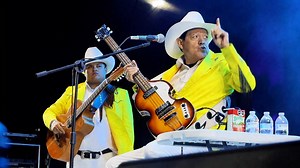 Desde Ecatepec, en el festival El Viento Nos Une, les dejamos esta joyita del corazón. 🎶 Prenda Querida 🎶 Porque cuando se canta con sentimiento, no hay viento que lo apague. Con todo el orgullo de Cadetes de Linares. Puro amor, puro recuerdo… y que siga sonando recio, compadre. 🎺🤠 | Los Cadetes de Linares de Homero Guerrero jr.