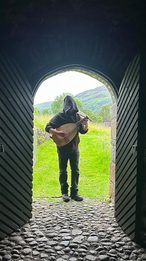 Gray Steel . . . . From the Straloch Manuscript and played by @clamourofrooks #lutemusic #rennaissance #music #buskers #buskersofglasgow #glasgow #scotland #glasgowmusicscene #scotlandmusicscene | BuskersofGlasgow