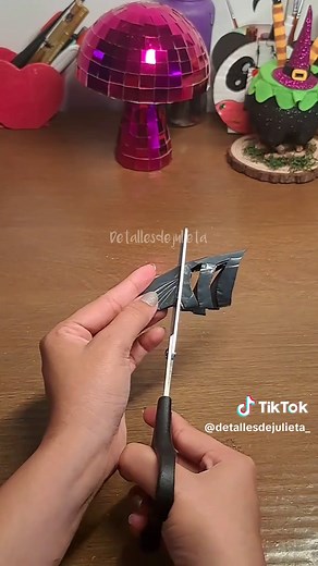 Cómo hacer telarañas con bolsas de basura - Manualidades para Halloween