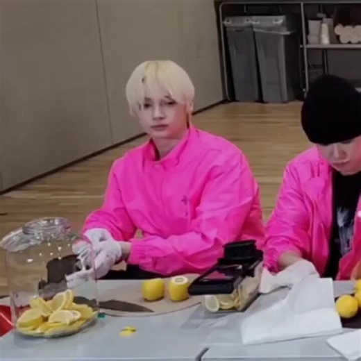 🐧 taehyun oppa taehyun oppa can you give me the scissors over there?