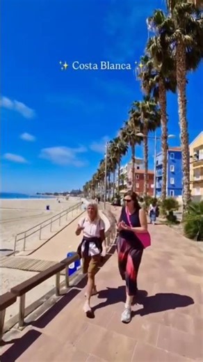 casta blanca in Alicante,blue sky, colour houses, light and envelope everything charming corners,🏖️