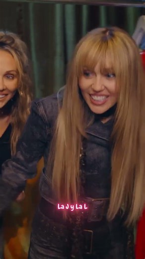 Hannah Montana is coming back!? 😭🎤 | Miley Cyrus 🤘🏼🎸🌟 #mileycyrus #hannahmontana