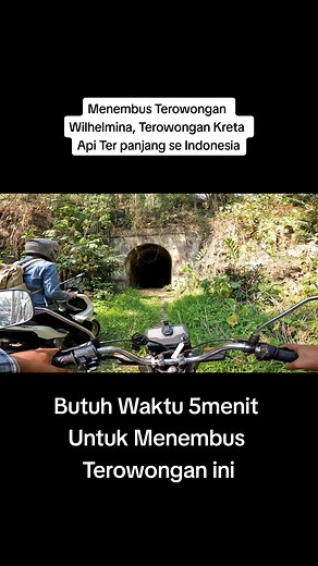 Video Ini Video Yang agak mendingan daripada video video lain yang saya upload. butuh waktu kurang lebih 5menit untuk menembus bekas terowongan kreta api terpanjang di indonesia (pada masa ny) #terowongan #kretaapiindonesia #kretaapi #kai #wilhelmina #terowonganwilhelmina