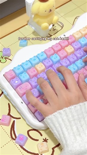 pompomgurl ૮₍ ´ ꒳ `₎ა on Instagram: "we have a full cat keeb!! 🐱now i just have to program it to sound “meow” everytime i type on one (jk - keycaps: @kiiboom.official ‘s Meow Pudding PC Keycaps 🍮 - #kiiboom #keyboardasmr #mechanicalkeyboard #desksetup #mechkeebs #mechkeeb# deskspace #keycaps #kiiboomkeycaps"