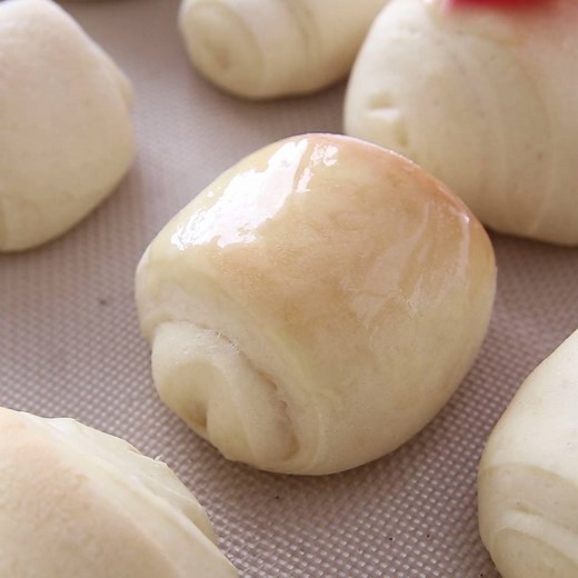 Light and fluffy HOMEMADE ROLLS; there's nothing yummier in the world! Full Recipe: https://tastesbetterfromscratch.com/best-homemade-rolls/ | Tastes Better From Scratch