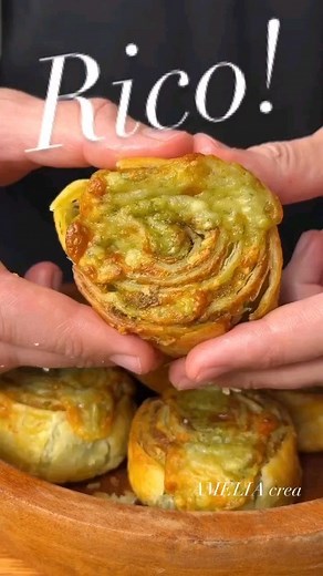 1.4K reactions · 565 shares | SNACK PARA UNA PICADA: Rolls de Pesto crocantes. Créditos: @lasrecetasdesimon •INGREDIENTES: • 1 Puñado de Albahaca de #Laverdudegabi • 1 Diente de Ajo • 5/10 Nueces (Opcional) •50gr Queso Parmesano • 1 Chorrito de Aceite de Oliva | laverdudegabi | Facebook