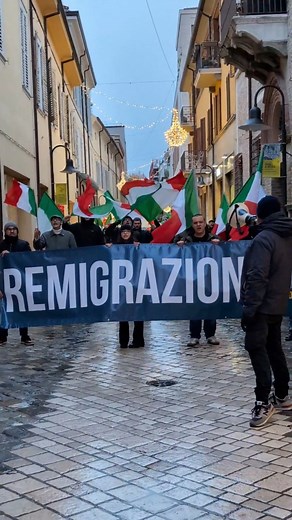 📍 Ravenna Ieri pomeriggio siamo tornati in strada in una città che negli ultimi anni ha visto episodi di violenza connessi all’immigrazione. Abbiamo manifestato contro il degrado e per affermare con forza la necessità della remigrazione. Nessuna città può essere lasciata in balìa di violenza e disordine. La riconquista è soltanto all’inizio. #remigrazione #remigrazionericonquista #manifestazione #ravenna #immigrazione | Remigrazione e riconquista