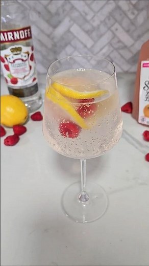 Easy rosé cocktail with raspberry vodka & sparkling lemonade ✨ #shellysuscocktails