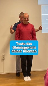 Der Romberg-Test gehört zu den wichtigsten und zugleich standardisierten Gleichgewichtstests. Er gibt dir schnell und zuverlässig Hinweise darauf, wie gut das vestibuläre System eines Klienten arbeitet – und wo mögliche Defizite liegen. Der Test lässt sich sinnvoll in drei Schwierigkeitsstufen aufbauen: Stufe 1 – klassischer Romberg-Stand Geschlossene Füße, aufrechter Stand, Augen geschlossen. Wir beobachten: Wie viel Bewegung entsteht? Wie stabil bleibt die Person? Stufe 2 – Tandemstand Die Füß
