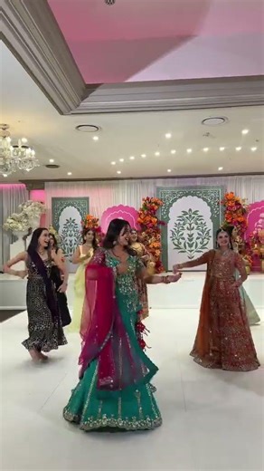 ik wari tak le | Bride & Bridesmaids Stunning Dance Performance 💃 ✨️