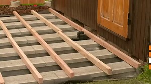 Holzterrasse selber bauen: So gehen Sie vor