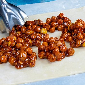 725K views · 2.9K reactions | Un dessert à base de pâte feuilletée et de noisettes. Parfait pour la prochaine fête! Ingrédients: pâte feuilletée - 1 pièce sucre - 30 g crème - 300 g crème pâtissière - 400 g noisettes - 200 g sucre - 150 g noisettes caramélisées - 100 g Dimensions du plat 35 cm x 40 cm AU FOUR À 180 °C/25 minutes | Savoureux.tv | Facebook