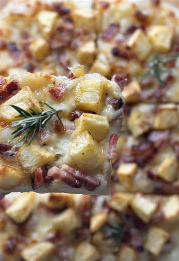 Pizza in Teglia con Mozzarella e Pancetta