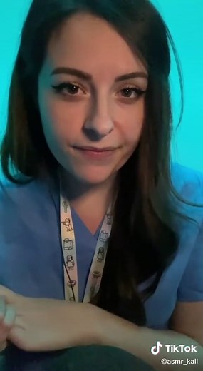 Séance ASMR avec l'infirmière scolaire pour une détente totale