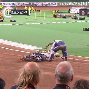 After nearly 2 years without a #SpeedwayGP win, Jason Crump 🇦🇺 got back on top of the box with his second Cardiff victory in 2008 🏆 | FIM Speedway Grand Prix