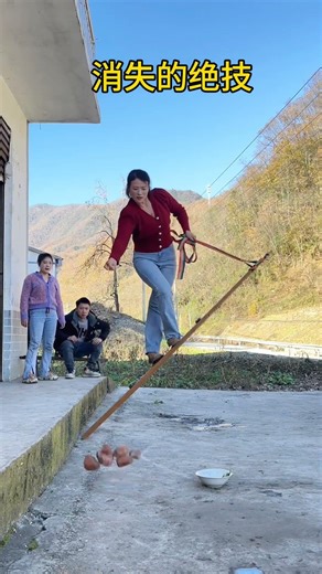 Amazing trick leaves pedestrians confused