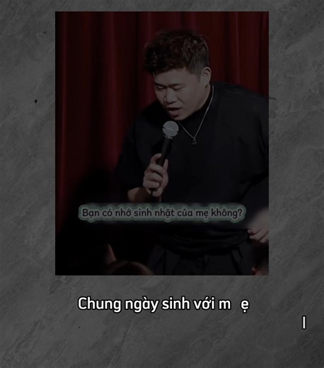 Sinh nhật vốn là ngày đặc biệt của mỗi người, là ngày mình được sinh ra, được yêu thương và chúc phúc. Nhưng khi hai mẹ con cùng chung một ngày sinh, ý nghĩa ấy lại càng trở nên thiêng liêng hơn. Đó không chỉ là sự trùng hợp, mà giống như một sợi dây định mệnh gắn kết hai cuộc đời. Từ nhỏ đến lớn, mỗi năm đến ngày sinh nhật, không chỉ là lúc mình nhận quà hay lời chúc, mà còn là lúc nhìn mẹ mỉm cười trong niềm vui. Hai mẹ con cùng thổi nến, cùng cắt bánh, cùng chia sẻ khoảnh khắc ấy – đó là kỷ n