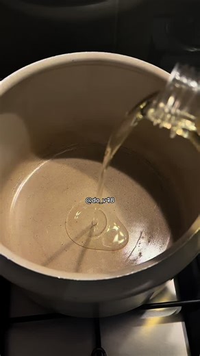 طريقة بامية عراقية 🤣👌 زيت وبصل مفروم ناعم ونحمره ونضيف بالخلاط حبة طماطم وعلبة طماطم مهروس وخمس حبات ثوم وحبتين ماجي وبهارات مشكلة ( كمون، كزبرة، فلفل أسود،كركم،بهارات مشكلة،كاري) ودجاج مقطع وعلبة صلصة الطماطم وترا مافي حرقان ولا حموضه خلوه يتسبك شوي ونضيف بطاطس ونضيف باميه فرش وشوي مويه ونقفل عليه لمدة ١٢ د لا تزيدون مثلي 🫣تصير ذايبه ونسوي الرز نفس الفديو واذا نجح نضيف حمصه تعطيها لذاذه ثوم وزيت الزيتون وكزبرة وكمون ونحطها عليه والف عافيه عليكم وانتظروا طبخات عراقيه 😂🔥 #تصويري📸 #explore #