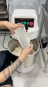 Windowpane test Have you ever experienced difficulty with your croissant dough breaking during lamination and proofing? This could be because the dough was not kneaded enough. The dough requires kneading until it achieves a stretchy and elastic texture, while maintaining a temperature between 24-26 degrees Celsius. Mixing 10kg of dough for 15mins using this powerful 30-liter spiral mixer. | ChefJhordan