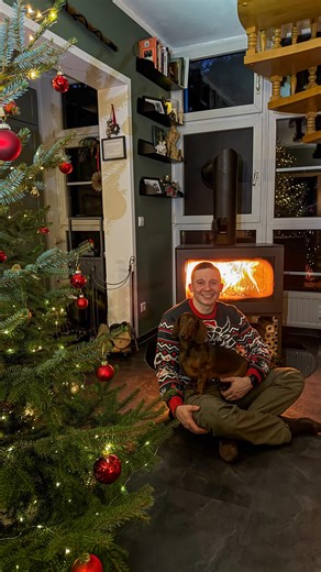 Niklas Firefighter & Hunter on Instagram: "Werbung @lassie_de 🎄🐶 No-Go-Liste für Hunde an Weihnachten: Schokolade, Kakao, Pralinen, Lebkuchen, Spekulatius, Stollen, Marzipan, Rosinen, Trauben, Nüsse, Macadamia, Zimtsterne, Plätzchen, Kuchen, Bratensoße, gewürztes Fleisch, Fettiges, Salz, Zucker, Xylit, Zwiebeln, Knoblauch, Lauch, Alkohol, Glühwein, Bier, gekochte Knochen, Geflügelknochen, Essensreste vom Tisch. 👉 Hunde bekommen ausschließlich Futter & Snacks, die extra für Tiere gemacht sind.
