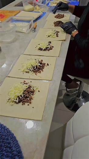 produção a todo vapor. 1530 e Sample Rd @The lanches House | sample food