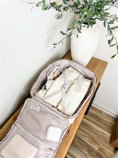 The amount of pockets in this carry on backpack makes my organization-loving heart happy. 🥰 And it fits under the plane seat so I don’t have to deal with the overhead compartments! 👏🏼👏🏼
