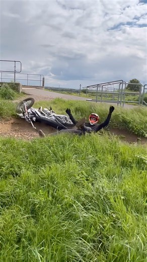 Pitbike crash 🤣🤘🏼 #dirtbike #crash #pitbike #fail #funny #fun #fyp #viral #ride #bike #rider #fy