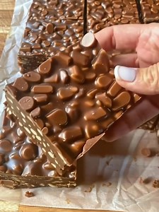 37K views · 142 reactions | These 3-Ingredient Homemade Crunch Bars Are Going Viral — And You’re About to See WhyEveryone’s obsessed with how easy (and addictive) these are If you love quick, no-bake desserts, this one’s going to be your new favorite. Check the first comment for the full recipe before it disappears! | Cooking with Aunt Sue | Facebook