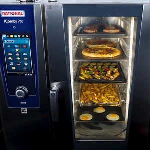 Everything under control in the kitchen with just a flick of the finger. 👌 ➡️ https://bit.ly/3RR6ke1 Thanks to the easy #MixedLoading function of the #iCombiPro | RATIONAL AG