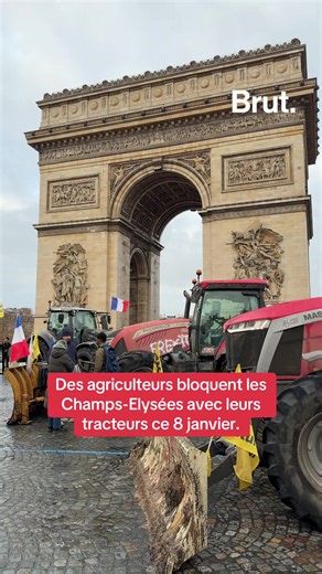 Des agriculteurs bloquent les Champs-Elysées avec leurs tracteurs ce 8 janvier 2026. #agriculteurs #agriculteursencolere #agriculteur #champselysees