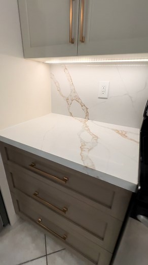 #cocina #kitchen #miami #quartz #calacatta #gold #vetas #countertop #cabinet