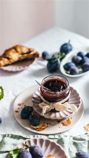 ✨Pečený slivkový lekvár ✨ Ak máte dostatočne sladké a mäkké slivky tak aj úplne bez cukru! Tento lekvár robím roky a tak poznám recept už naspamäť. Ideálne je piecť ho aspoň z 5 kíl sliviek, ktoré sú fakt mäkké a dozreté. Zelené a tvrdé slivky si nechajte na slivkové gule;) Recept je veľmi jedndoduchý. Stačí vám naň 5 kg sliviek a podľa chuti trochu škorice. Slivky odkôstkujte, nakrájajte a dajte na plech. Pečte najprv pri teplote 200 stupňov (teplovzduch) cca 30 minút, kým slivky nepustia šťavu
