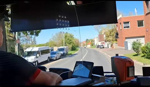 Tohle video se šíří mezi dezoláty jako virus, všichni samozřejmě hromadně nadávají autorce videa, která obtěžuje řidiče za jízdy a posílají ji nevybíravě na Ukrajinu.Což je opravdu vtipné, protože ta drzá ženská je Ruska.