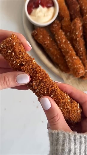 REZEPTE | KOCHEN | BACKEN on Instagram: "🍗 Knusprige Schnitzelstäbchen – außen goldbraun, innen saftig! ⤵️ Ca. 120–140 kcal pro Stäbchen (Fett: 6–8 g | Kohlenhydrate: 6–8 g | Eiweiß: 9–11 g) 🎥: @noa.tasty ⤵️ Zutaten (für ca. 14 Stäbchen): • 500 g Hähnchenbrust (gewolft) oder fein pürierte Kichererbsen • 1 Zwiebel • 2 Knoblauchzehen • 1 TL Salz • ½ TL schwarzer Pfeffer • ½ TL Paprikapulver (edelsüß) • 1 EL Stärke oder Mehl ⤵️ Zum Panieren: • Mehl • 3 Eier • 1 EL Mayonnaise • 1 EL Dijon-Senf • P