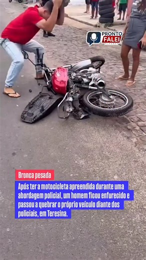 BOQUIRA EM AÇÃO on Instagram: "De acordo com a Polícia Militar, o condutor foi abordado pilotando sem habilitação e sem capacete. Durante a verificação, os agentes constataram ainda que a motocicleta estava com irregularidades na documentação, o que motivou a apreensão. Inconformado com a ação, o homem perdeu o controle e danificou completamente a moto no local. A cena chamou a atenção de quem passava e foi registrada em vídeo. O caso reforça os riscos e as consequências do desrespeito às leis d
