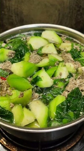 Cooking crab soup with loofah and spinach is a refreshing summer treat that evokes memories of home.