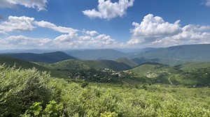 20K views · 234 reactions | #Tamasopo Desde la comunidad de Agua Puerca, la naturaleza regala uno de los paisajes más imponentes de la región. Las montañas que rodean el lugar se levantan majestuosas, cubiertas de un verde intenso que refleja la esencia viva de la Huasteca. Un rincón que invita a admirar, respirar y sentir orgullo por lo que nos da esta tierra. | Noticias Cadena Tres SLP | Facebook