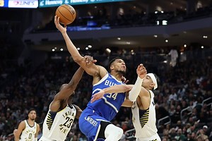 Giannis Antetokounmpo, Damian Lillard lead Bucks in bounce-back win against Pacers