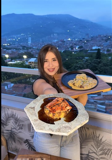 @xaliscogrillybar 🌃EL ÚNICO ROOFTOP CON VISTA A TODO BELLO 🥳 una terraza espectacular cerca a la iglesia Goretti y con COMIDA EXQUISITA!!! 🥩🌮Y una coctelería conceptual ÚNICA EN BELLO 🍸 Perfecto para reservas y fechas especiales, también pueden ir sin reserva obviamente, el restaurante espectacular muuuy grande! 🌃 Parrilla, Carnes, Comida mexicana, coctelería de autor y mucho más… Dirección: 📍Carrera 63B N. 70-52 Barrio Villas del sol / Bello Antioquia 📲320 734 3660 . . #roftop #filetmig