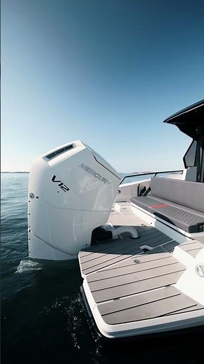 Mercury Verado V12 600hp STARTUP - Worlds largest outboard engine